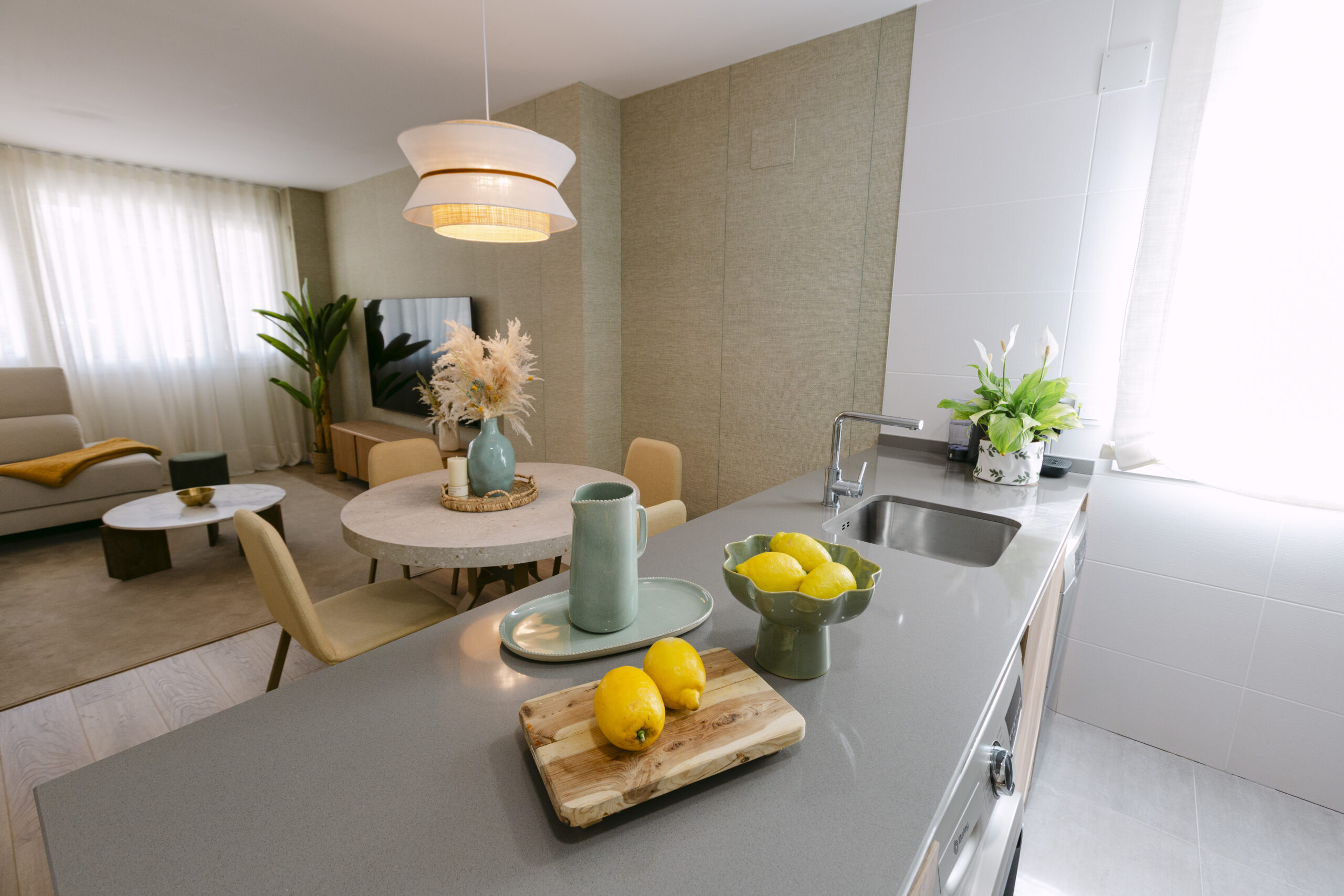 Interiorismo espacio cálido materiales naturales